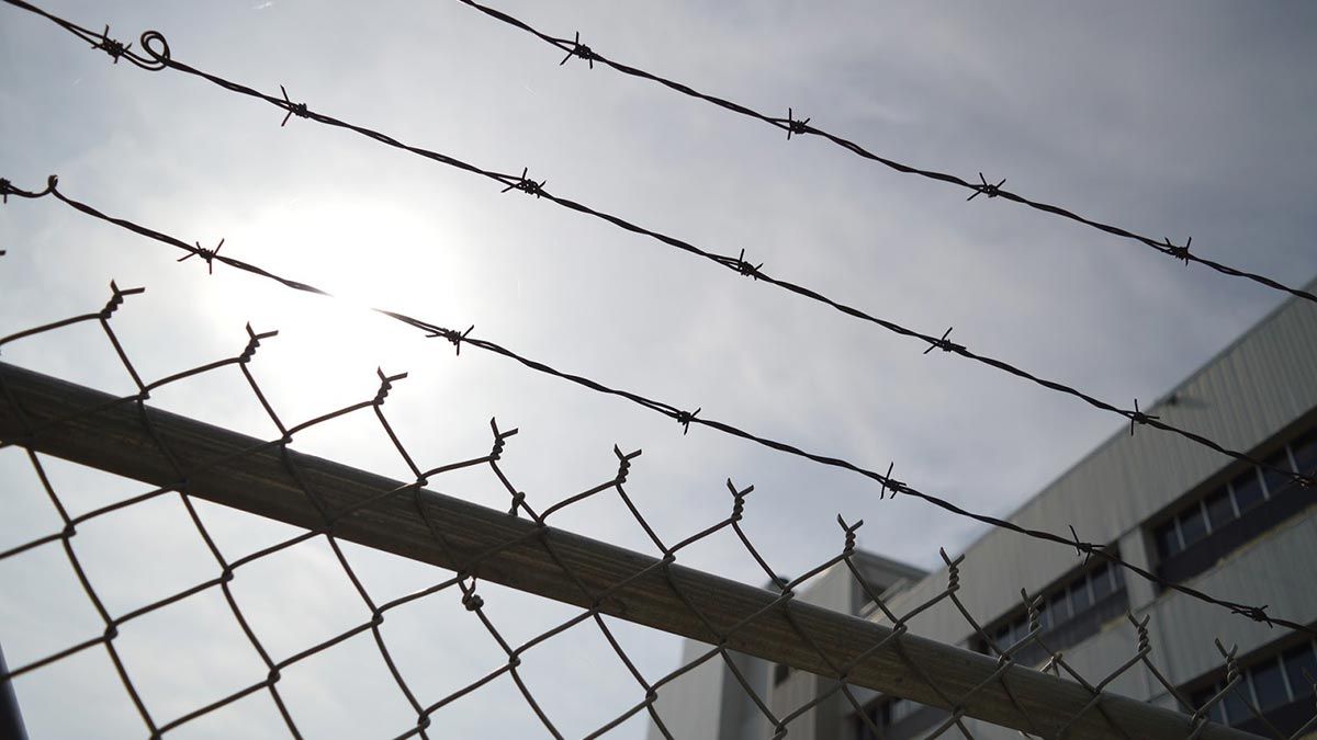 images/pages/news/security-fencing-your-options-and-their-applications/barbed-wire-and-chain-mesh-fencing.jpg